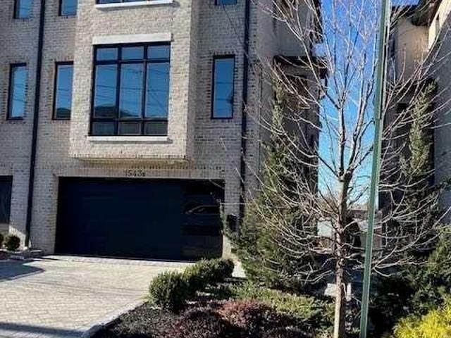 Townhouse for sale in Fort Lee