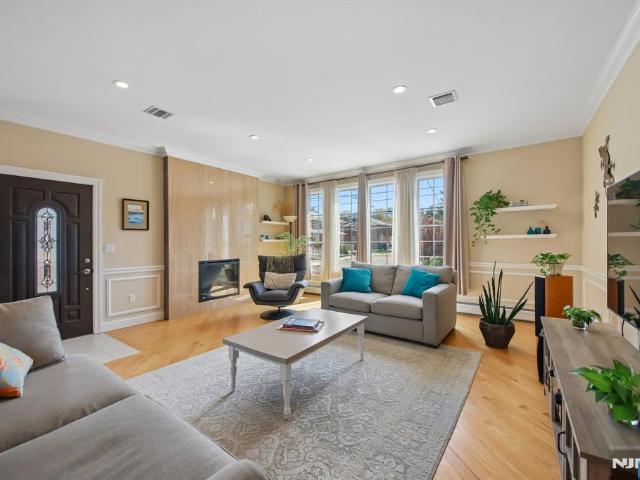 Townhouse for sale in Fort Lee, New Jersey