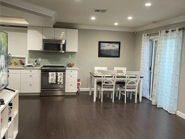 Townhouse for sale in Santa Ana