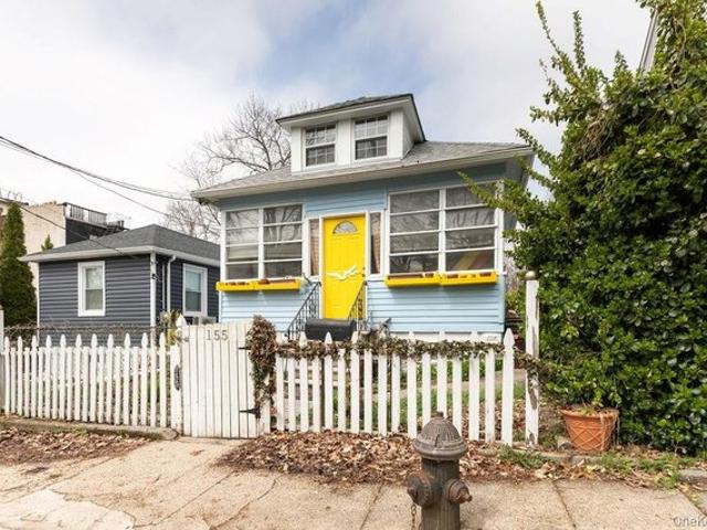 House for sale in The Bronx, Arverne