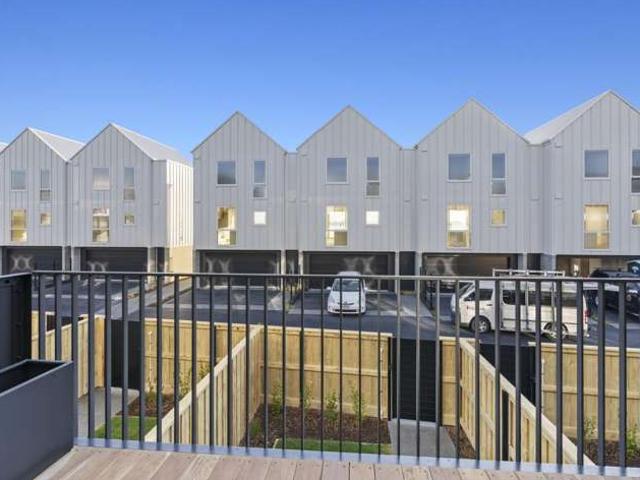 Townhouse for sale in Chaslands, Canterbury