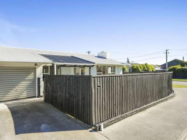 Townhouse for sale in Chaslands, Canterbury