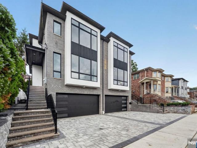 Townhouse for sale in Palisades Park, New Jersey