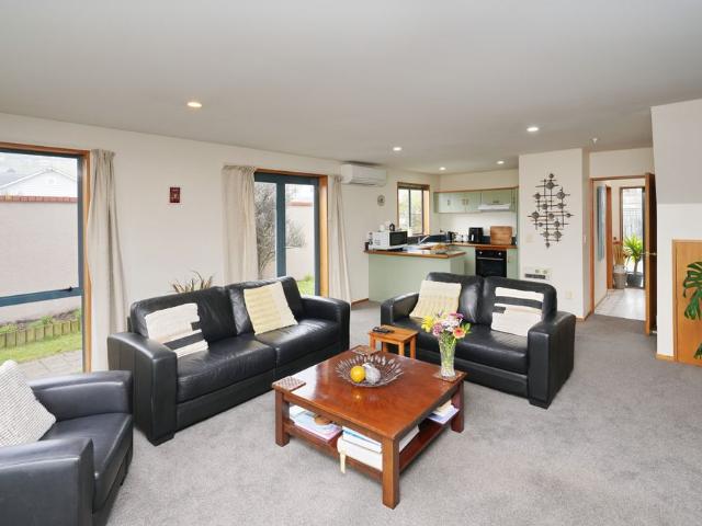 Townhouse for rent in Chaslands, Canterbury