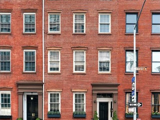 Townhouse for sale in Arverne, New York