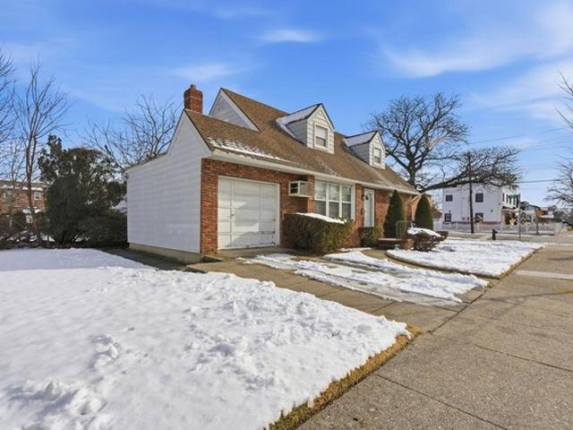 House for sale in Queens, Arverne