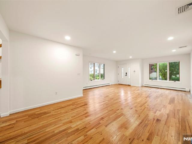 Townhouse for sale in Fort Lee, New Jersey