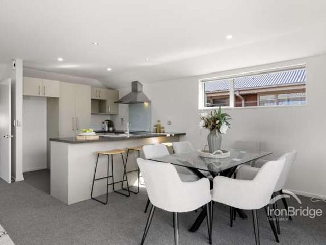 Townhouse for sale in Chaslands, Canterbury