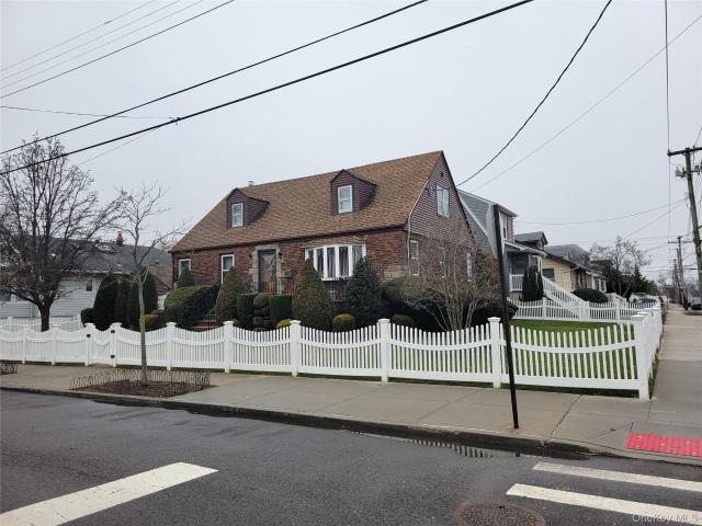 House for sale in Queens, Arverne