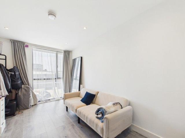 Apartment for rent in Heol-las, Surrey