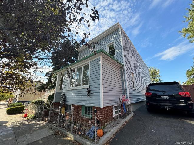 House for sale in Silverpointe Estates, New York