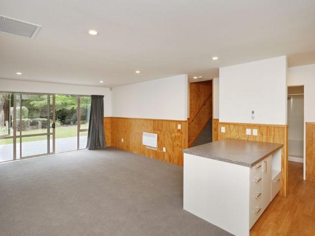 Apartment for rent in Chaslands, Canterbury