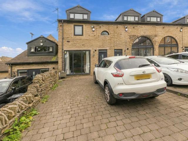 Flat for sale in Northowram, Calderdale