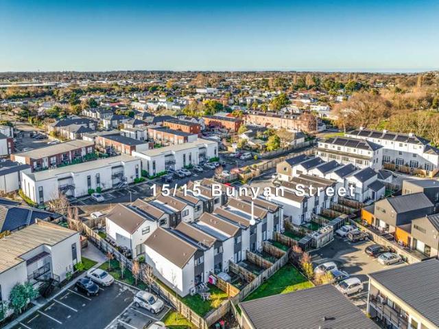 Townhouse for sale in Chaslands, Canterbury