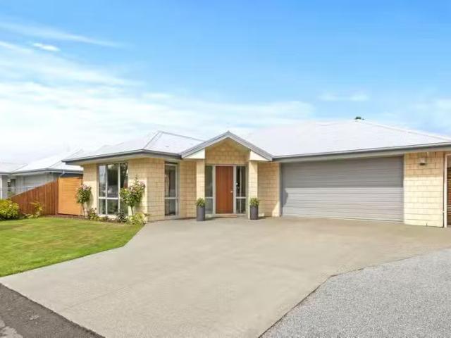 House for sale in Chaslands, Canterbury