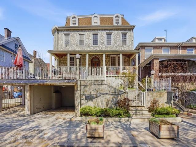 Townhouse for sale in Marble Hill, New York
