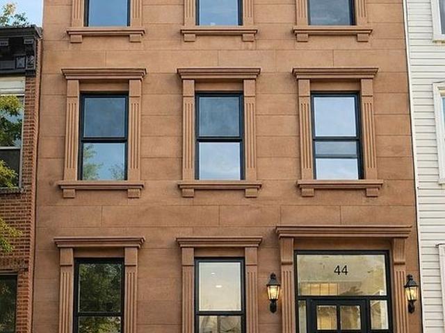 Townhouse for sale in Arverne, New York