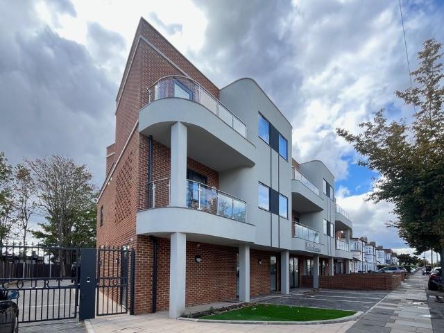 Apartment for rent in Clayhall, Greater London