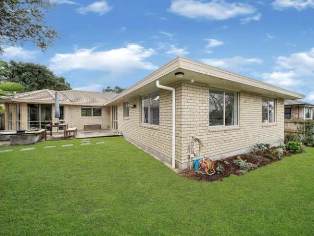 House for sale in Henderson, Henderson-Massey