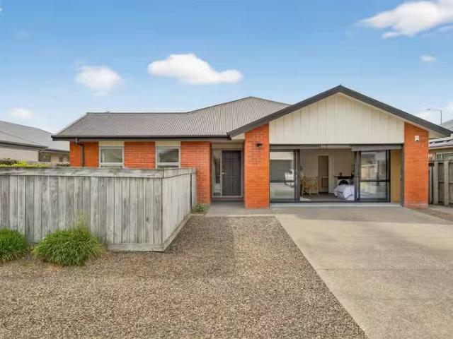 House for sale in Chaslands, Canterbury