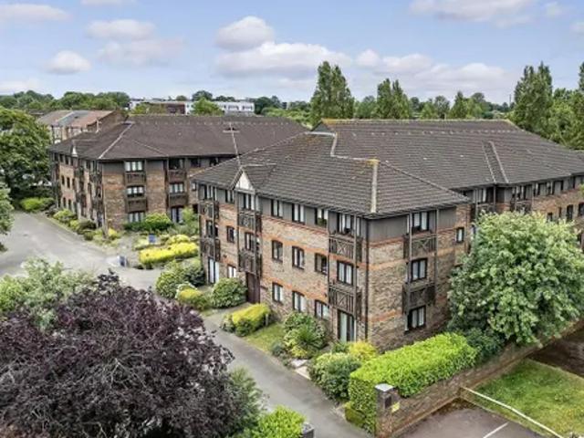 Apartment for rent in Clayhall, Greater London