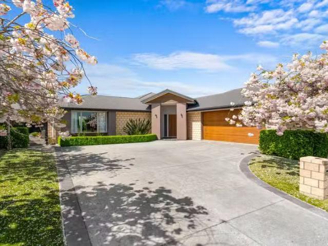 House for sale in Chaslands, Canterbury