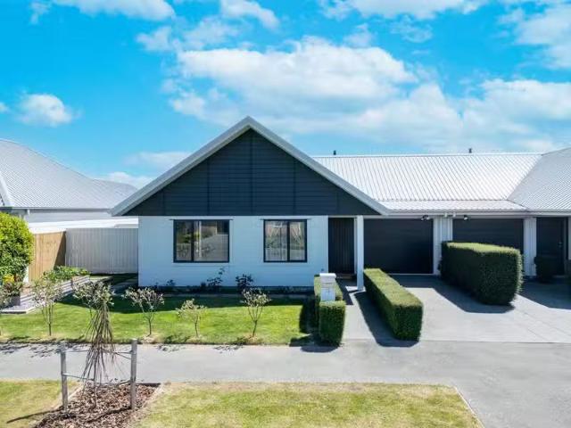 House for sale in Chaslands, Canterbury