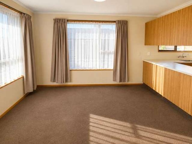 Townhouse for rent in Chaslands, Canterbury