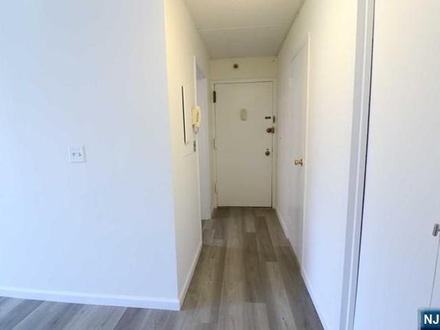 Condo for sale in Fort Lee, New Jersey