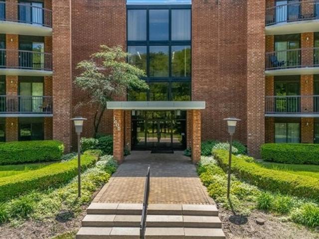 Condo for sale in Arlington Heights, Illinois