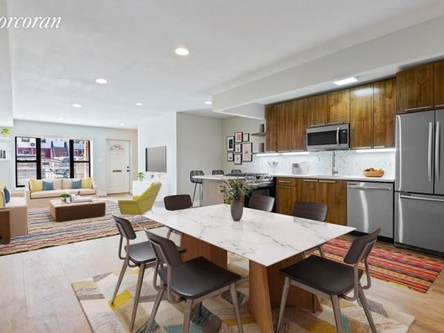 Townhouse for sale in Arverne, New York