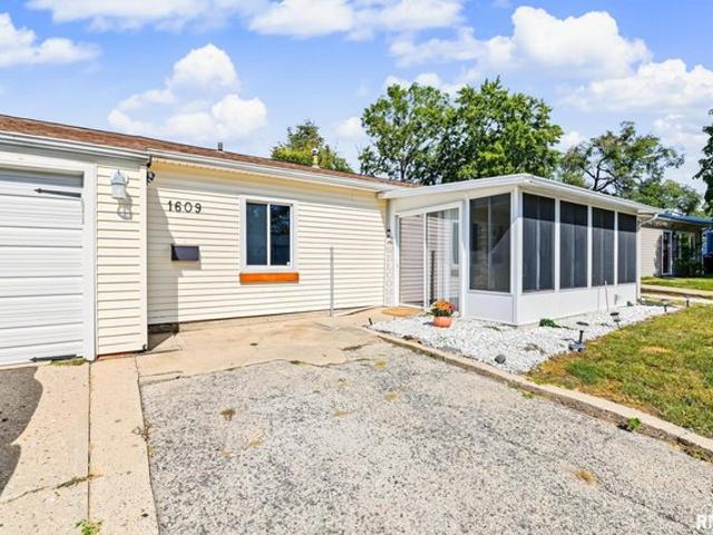 House for sale in Pekin, Tazewell County