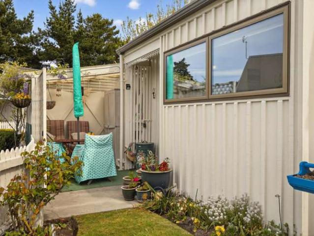 Apartment for sale in Chaslands, Canterbury