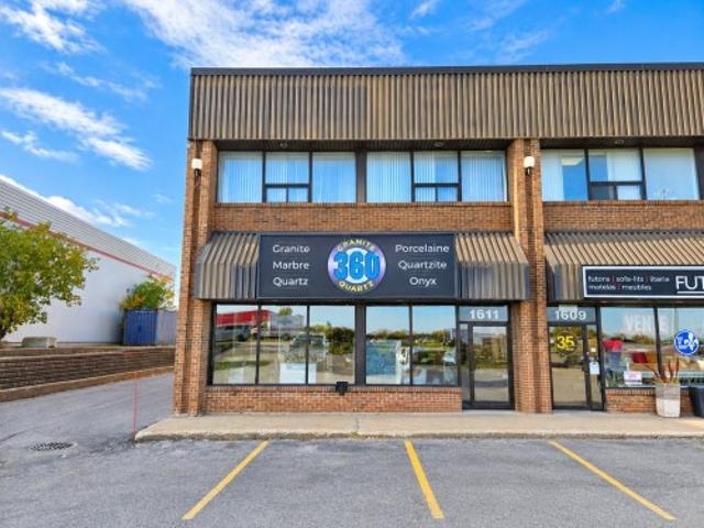 Commercial for rent in Chomedey, Laval (région administrative)