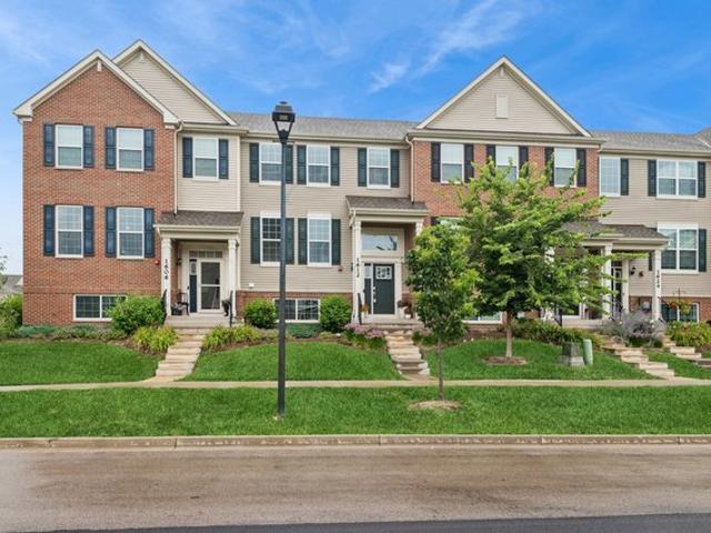 Townhouse for sale in Prairie Commons, Batavia
