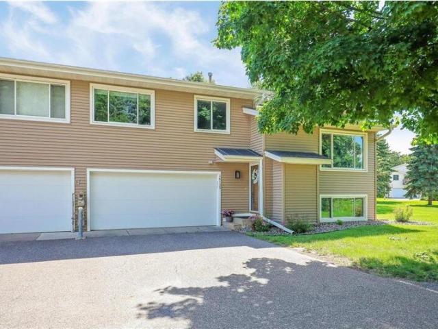 Townhouse for sale in Lakeville