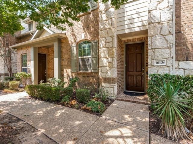 Townhouse for sale in Carrollton, Texas