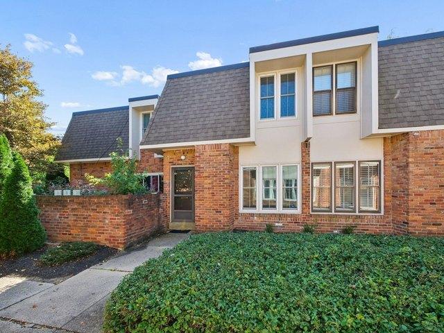 Condo for sale in Carriage Hill of Arlington, Upper Arlington
