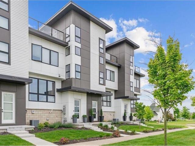 Townhouse for sale in Lakeville