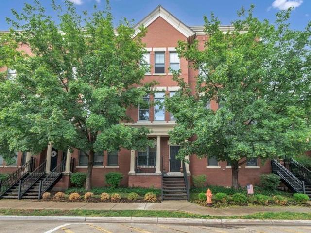 Townhouse for sale in Elgin, Illinois