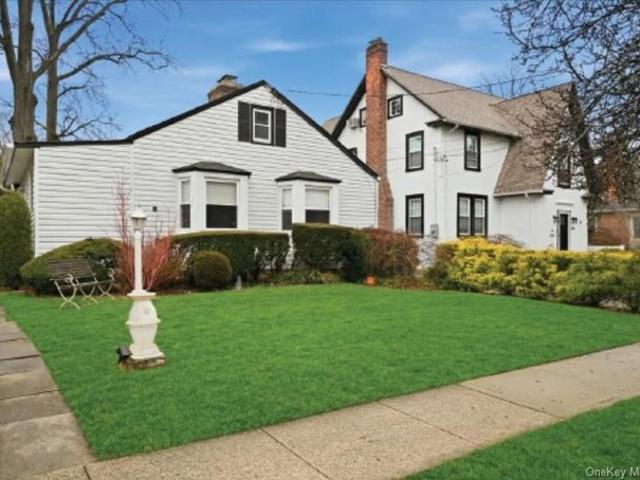 House for sale in Roslyn Highlands, Roslyn Heights