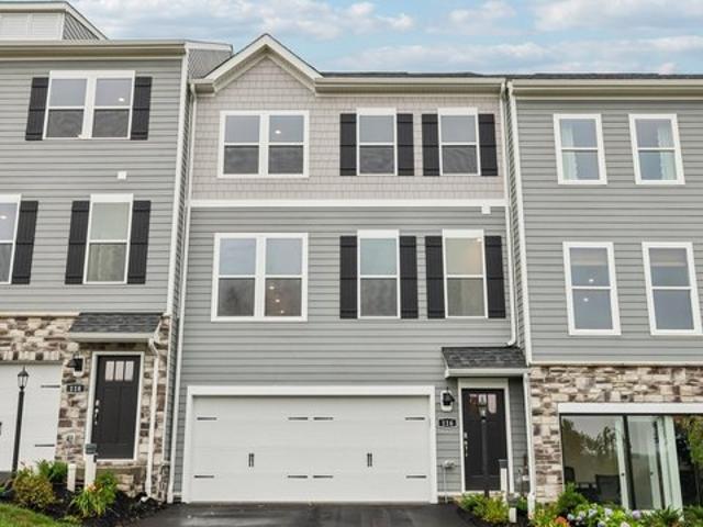 Townhouse for sale in Moon, Pennsylvania