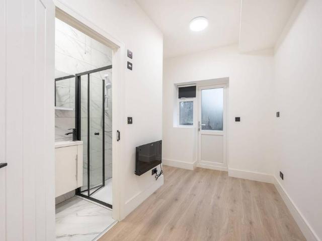 Apartment for rent in Brondesbury Park, Greater London