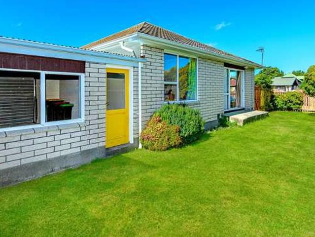 Townhouse for sale in Chaslands, Canterbury
