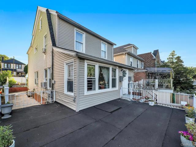 House for sale in The Bronx, Arverne