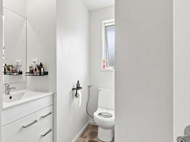 Apartment for sale in Chaslands, Canterbury