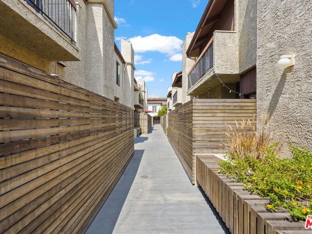 Townhouse for sale in Canoga Park, California