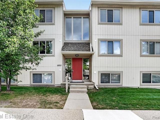 Condo for sale in Rochester Hills, Michigan