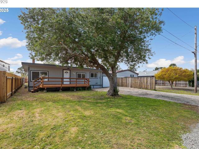 Townhouse for sale in Lakeside, Coos County