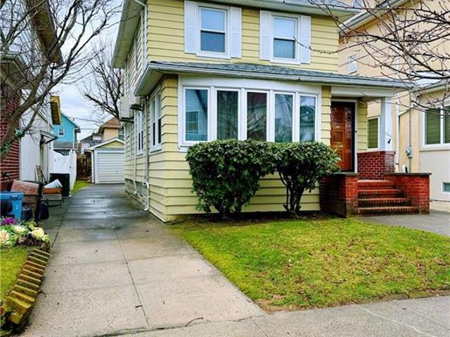 Townhouse for sale in Arverne, New York